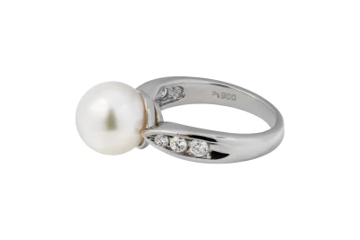 Platinum Diamond & White Cultured Pearl Ring 0.26ct 7.22g