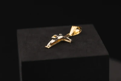 18ct Yellow Gold & White Gold Crucifix Pendant 1.8g