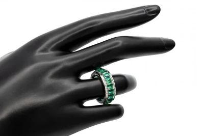 18ct White Gold Diamond & Emerald Ring 0.92ct