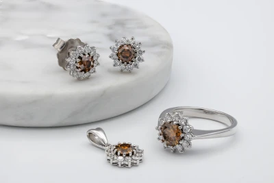Browns 18ct White Gold Champagne Diamond Set Size N 11g